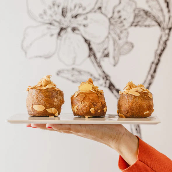 Cruffin con Pastelera o Manjar Keto con Almendras Laminadas de Bonheur