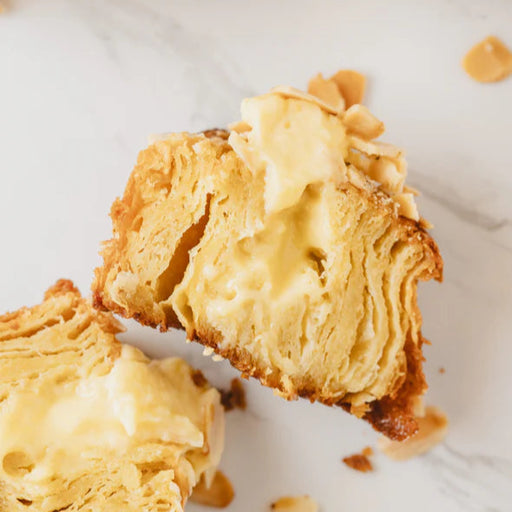 Cruffin con Pastelera o Manjar Keto con Almendras Laminadas de Bonheur